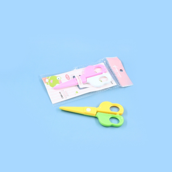 صورة مقص أطفال بلاستيك ملون AAC025-1-62-TY-6008