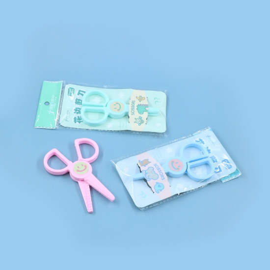 صورة مقص أطفال بلاستيك ملون AAC025-1-63-TY-6054